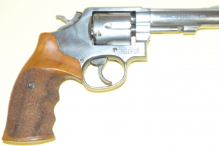 S&W K/L frame round but grips target logo